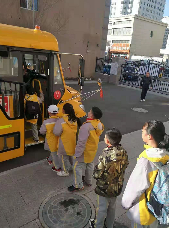 內蒙古錫林浩特：12條定制專線開通，這些小學、幼兒園校車“上崗”了