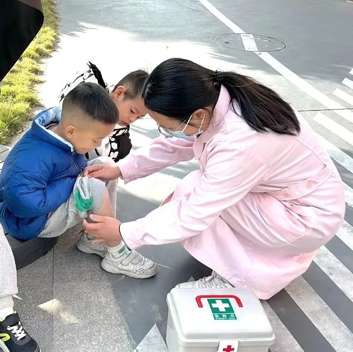 “校車安全無小事，應(yīng)急演練常抓實”——記美致實驗幼兒園開展校車消防逃生應(yīng)急疏散演練活動