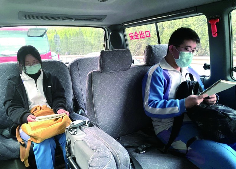 三個人的復學校車