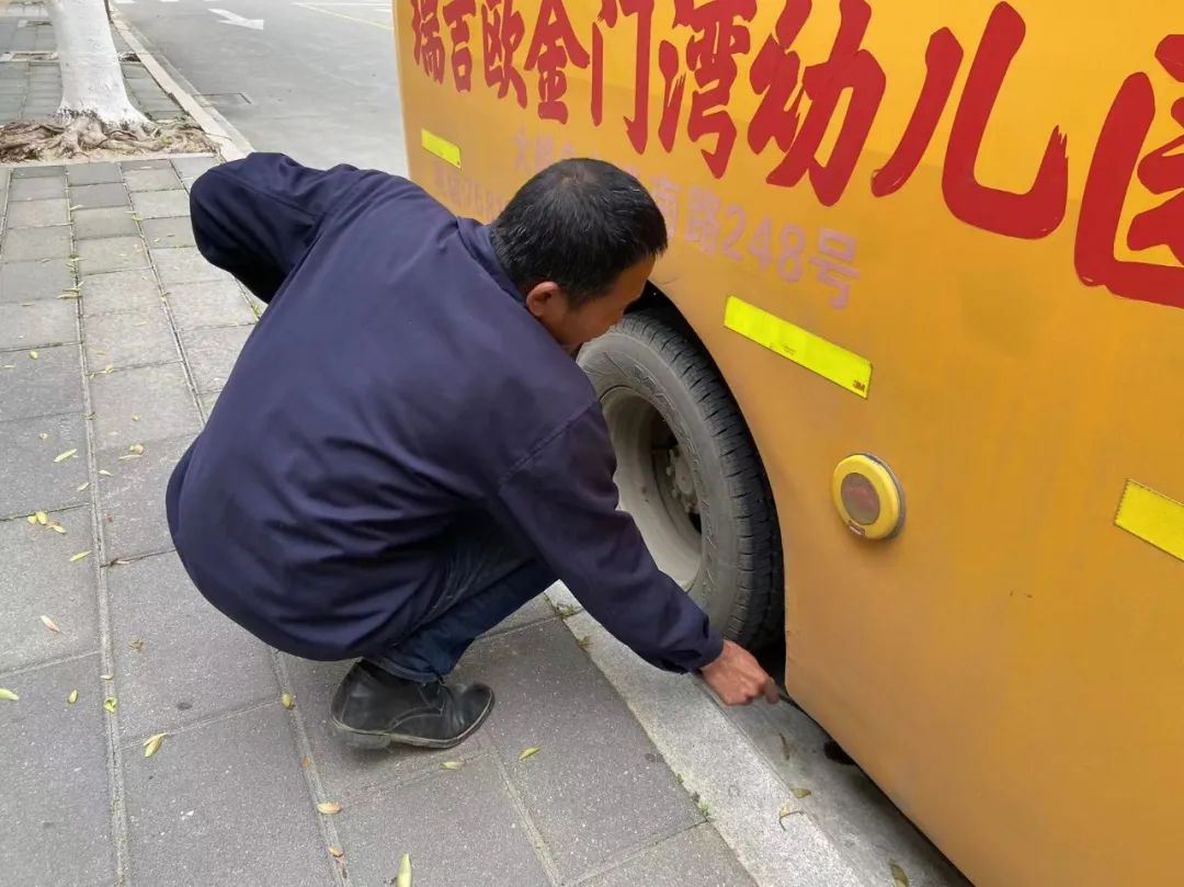 【安全童行】“為愛護航 校車安全伴我行”——金門灣幼兒園2024年校車應(yīng)急逃生演練