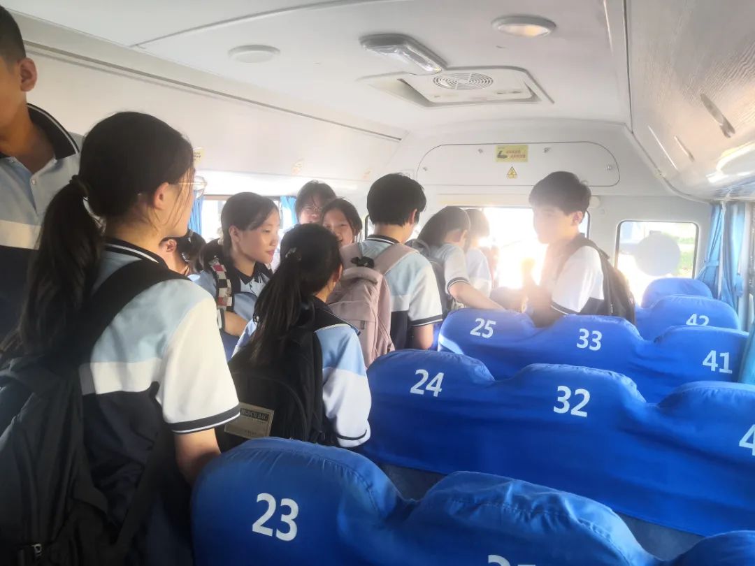 辦人民滿意教育|安全乘校車，平安伴我行——威海市愛山實驗學(xué)校開展校車應(yīng)急演練