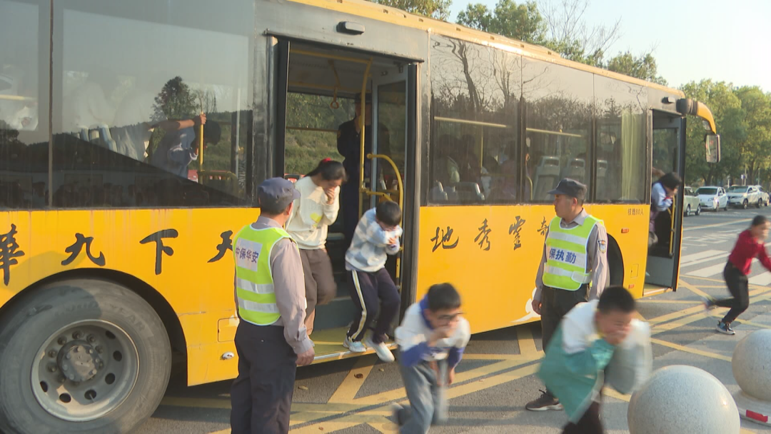 九華山舉行校車火警應(yīng)急逃生演練