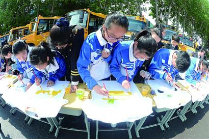 青島農村專業校車上路六年14余萬孩子享受便捷舒適