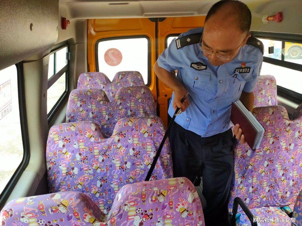 遂溪交警開展校車安全大“體檢”