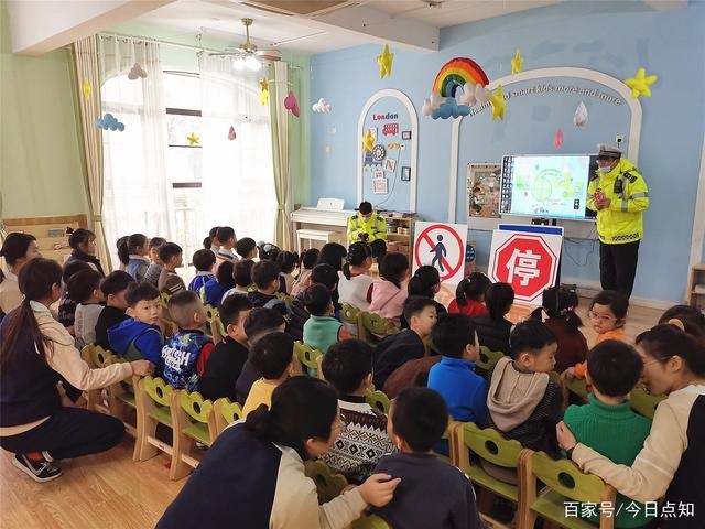 山東滕州：交警開展“拒絕乘坐黑校車”交通安全宣傳活動