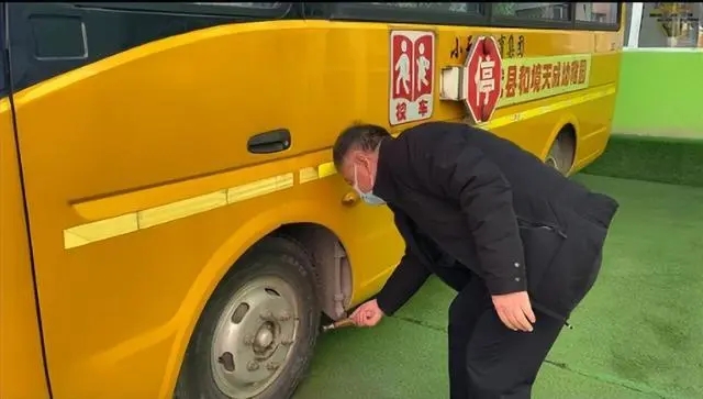 長武交警聯合縣教育局組織開展校車安全應急處置演練