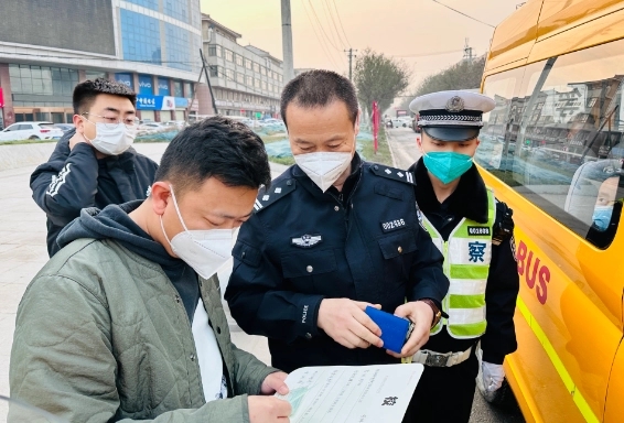校車(chē)安全無(wú)小事，嚴(yán)查嚴(yán)管護(hù)安全