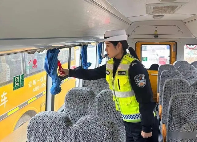 西咸交警：校車安全檢查 保障行車安全