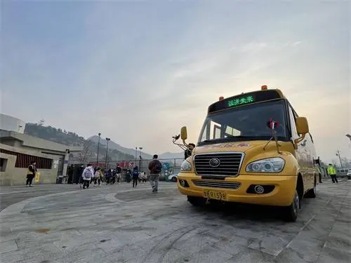青島溫馨校車運(yùn)送島城12.5萬名學(xué)子安全抵校