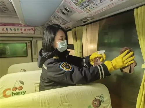 青島溫馨校車運(yùn)送島城12.5萬名學(xué)子安全抵校