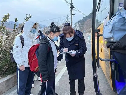 青島溫馨校車運(yùn)送島城12.5萬名學(xué)子安全抵校