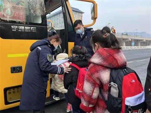 青島溫馨校車運(yùn)送島城12.5萬名學(xué)子安全抵校