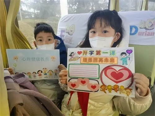 青島溫馨校車運(yùn)送島城12.5萬名學(xué)子安全抵校