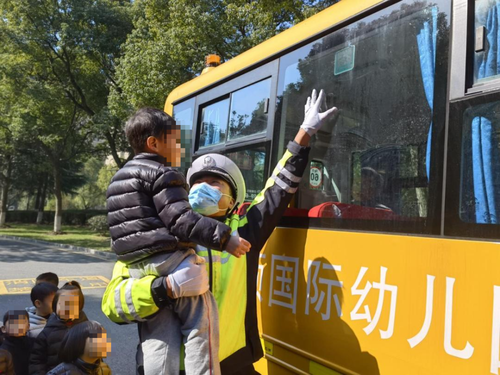 為愛護航，安全“童行”——校車交通事故安全演練！