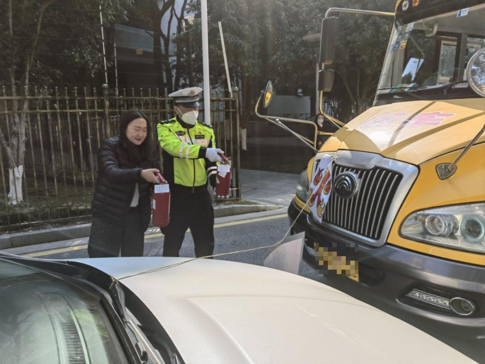 為愛護航，安全“童行”——校車交通事故安全演練！