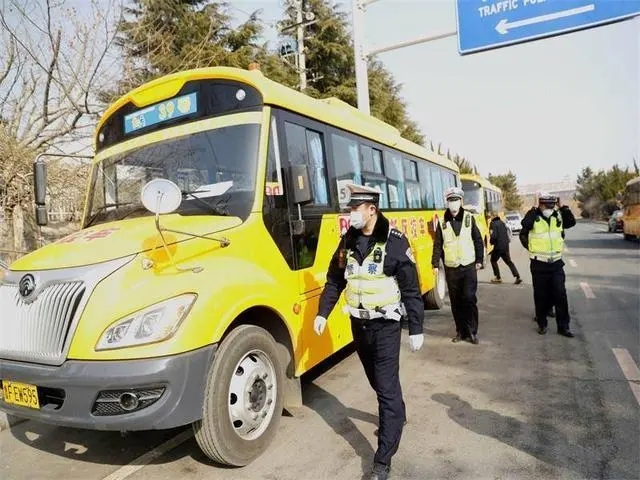 把好校車安全關(guān)！煙臺(tái)交警第五大隊(duì)開展校車專項(xiàng)檢查