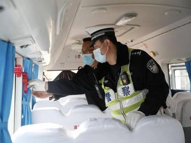 把好校車安全關(guān)！煙臺(tái)交警第五大隊(duì)開展校車專項(xiàng)檢查