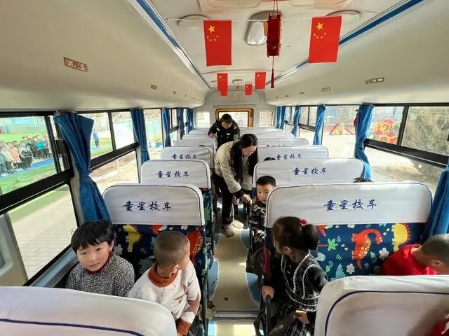 甘州區明永鎮中心幼兒園成功舉行校車逃生應急演練