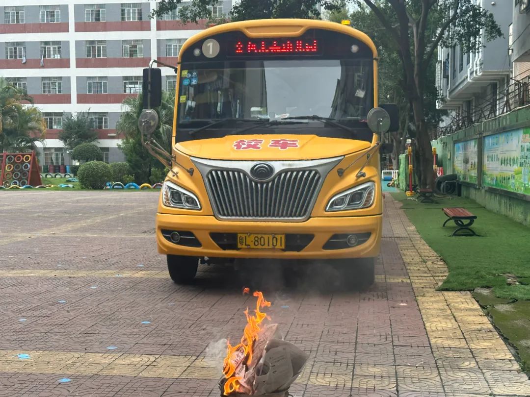安全乘校車 平安伴我行——大嶺金色未來幼兒園校車消防應急演練
