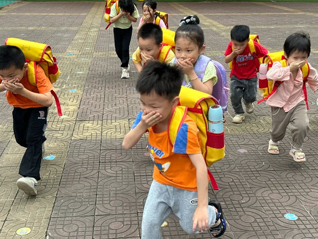 安全乘校車 平安伴我行——大嶺金色未來幼兒園校車消防應急演練
