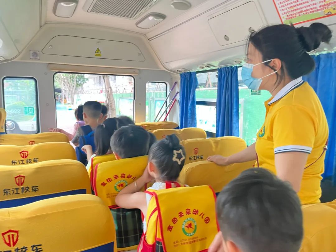 安全乘校車 平安伴我行——大嶺金色未來幼兒園校車消防應急演練