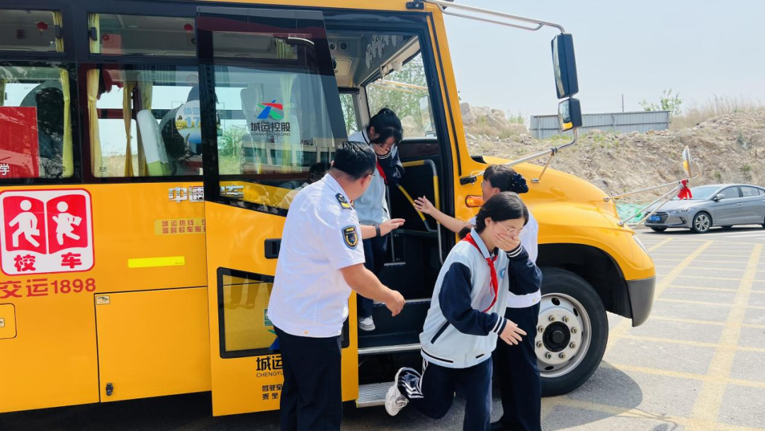 為愛護(hù)航 安全同行——怡海中學(xué)開展校車安全演練