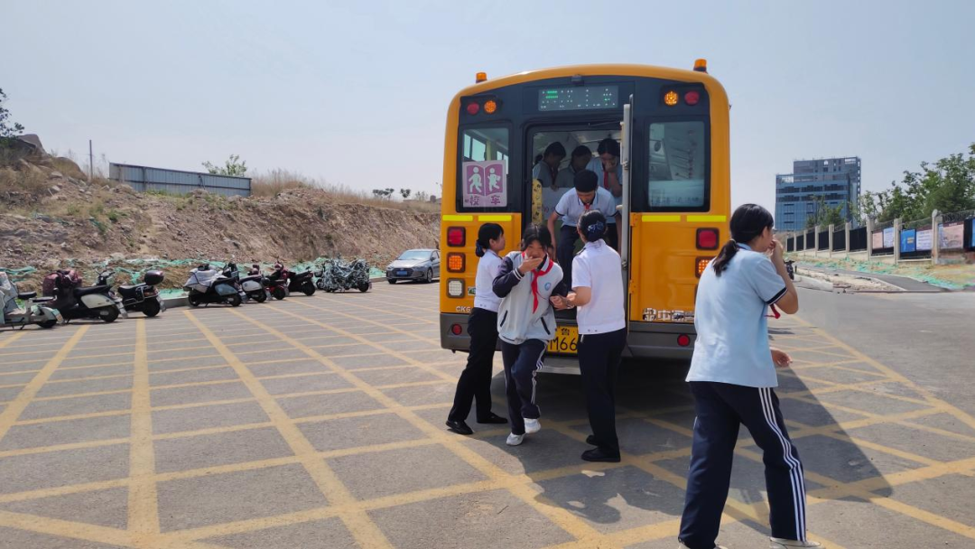 為愛護(hù)航 安全同行——怡海中學(xué)開展校車安全演練