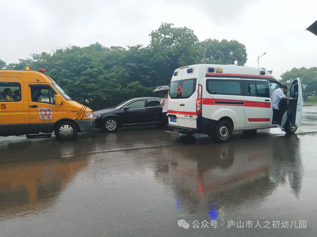 【為愛(ài)護(hù)航·平安校車(chē)】——廬山市人之初幼兒園校車(chē)安全演練