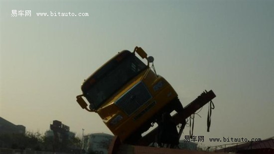 國內(nèi)校車側(cè)翻試驗(yàn)：車體結(jié)構(gòu)完好無損
