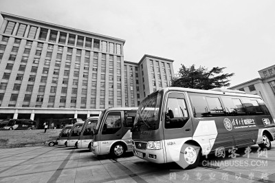 我國首批電動校車在清華運(yùn)行