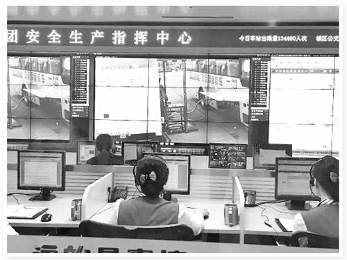 交運集團安全生產指揮中心可以實時監控校車的運行情況。