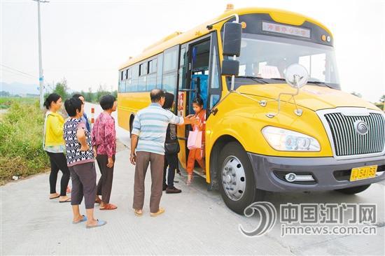 63輛校車接送9鎮(zhèn)5千多名學(xué)生上下學(xué)！“臺(tái)山經(jīng)驗(yàn)”或?qū)⒃趶V東全省推廣