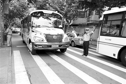 “長鼻子”校車緩緩駛近愛菊小學(xué)。 本報(bào)記者 葉辰亮攝