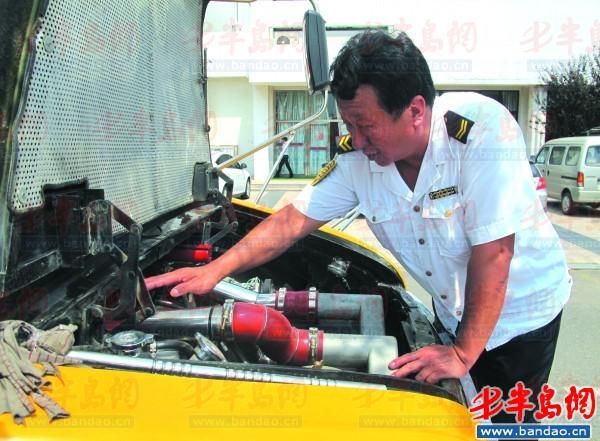 呂崇良師傅正在檢修校車。